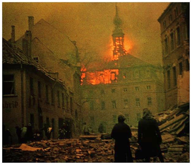 Stadtmuseum_brennt_1945